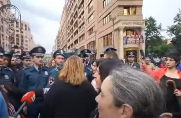 Վիճաբանություն ոստիկանների և ակցիայի մասնակիցների միջև (տեսանյութ)